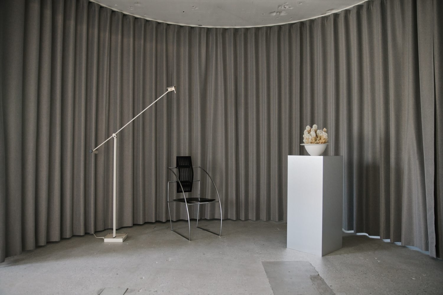 半円状の重厚感のあるグレーカーテン