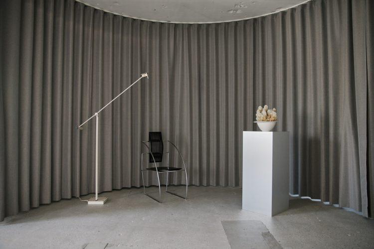 半円状の重厚感のあるグレーカーテン