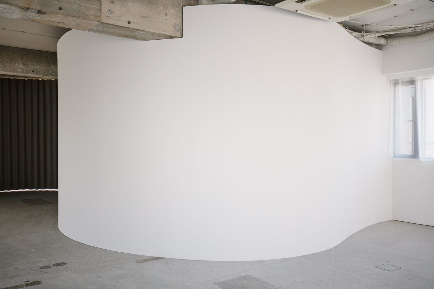 曲線を描くデザインウォール