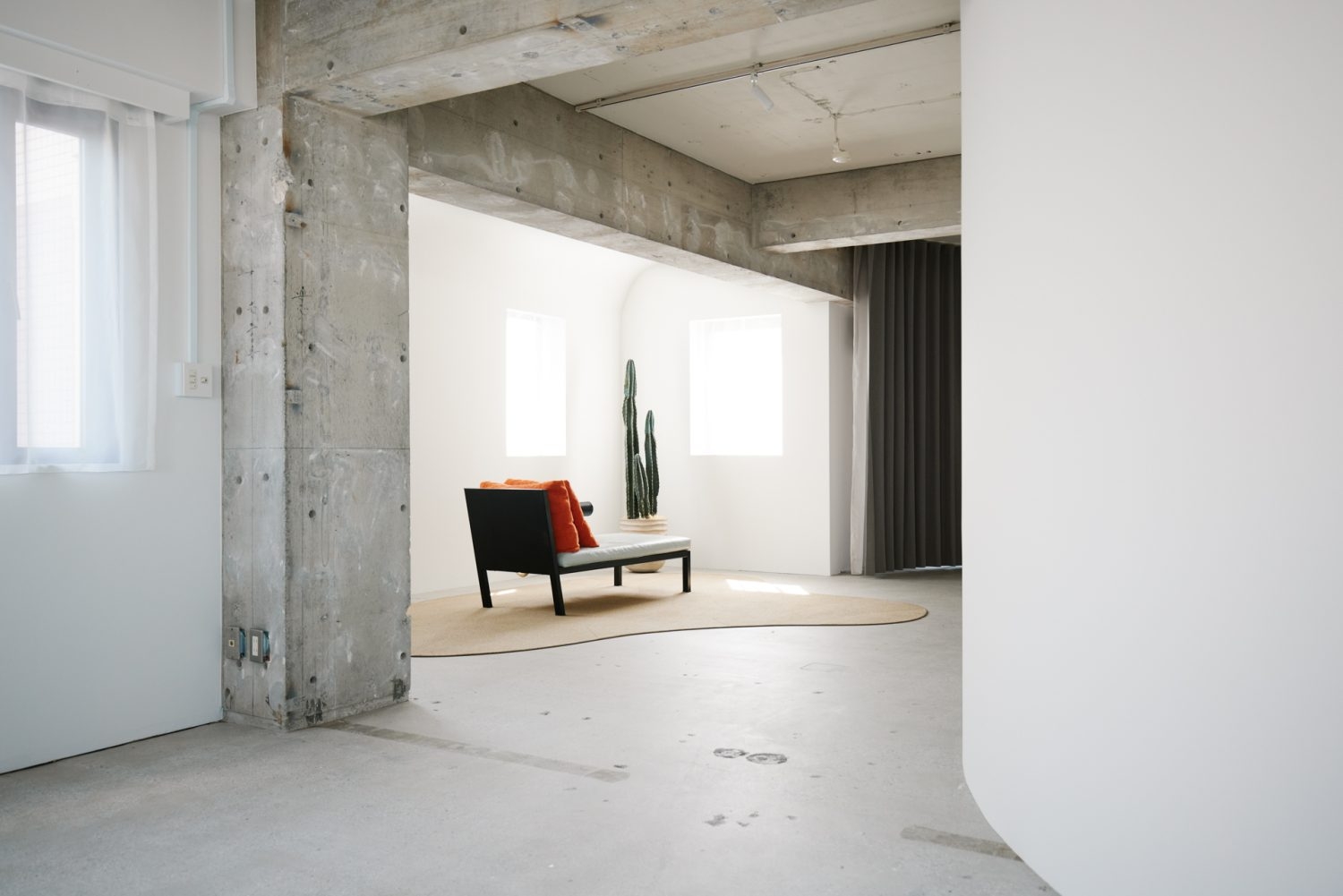 コンクリートの躯体を活かしたメインスペース