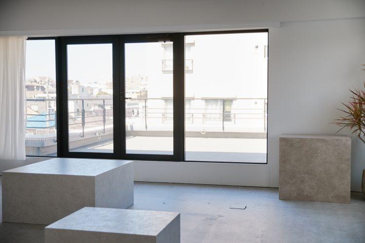 カーテンを開けて直射での撮影も