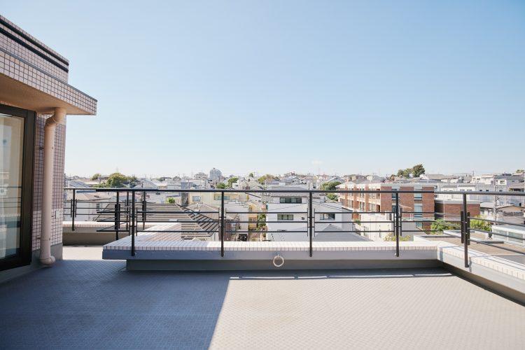 住宅街を見下ろす広々としたバルコニー