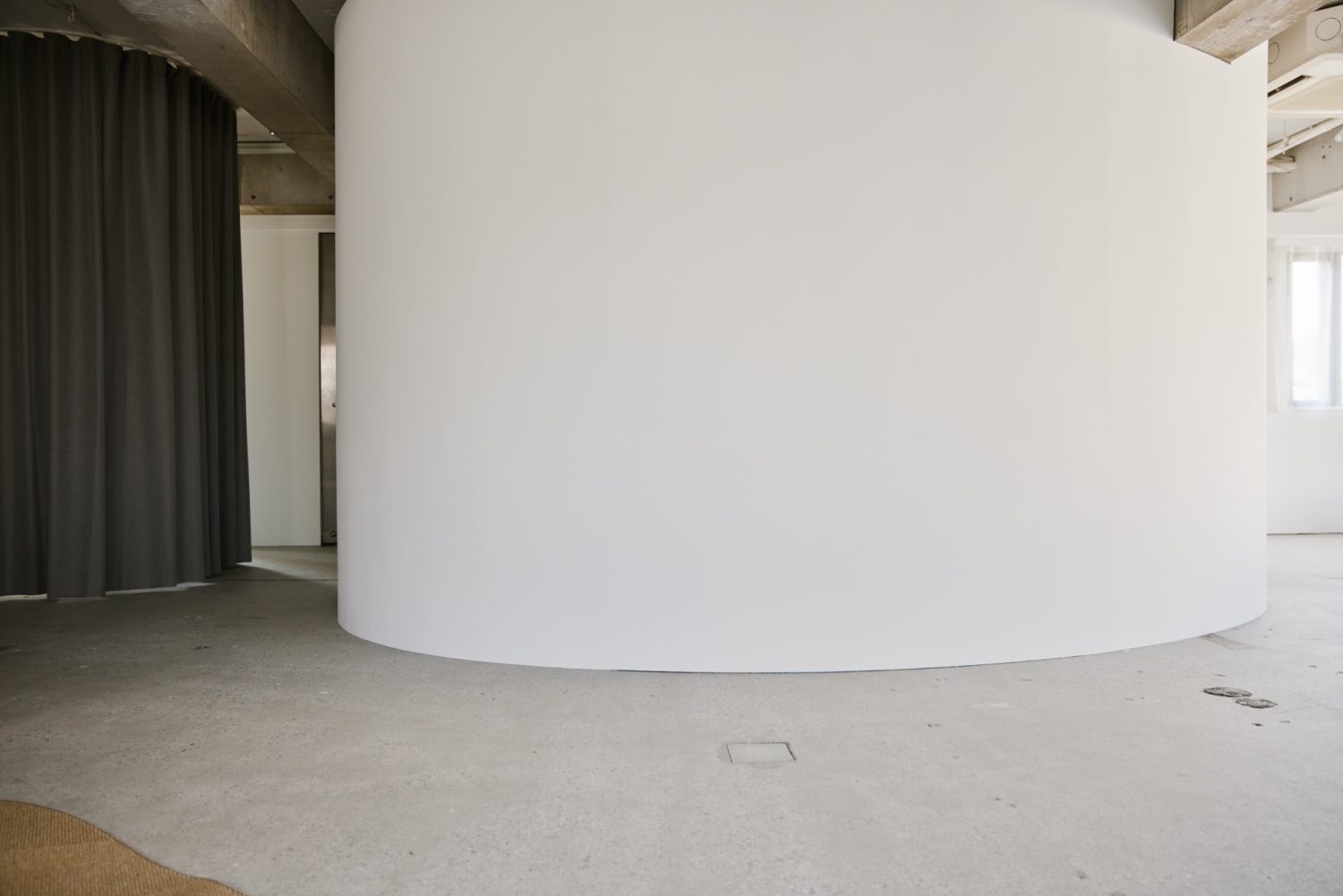 ホワイト壁とグレーカーテンの組み合わせ