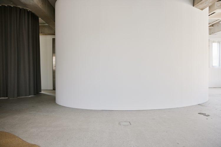 ホワイト壁とグレーカーテンの組み合わせ