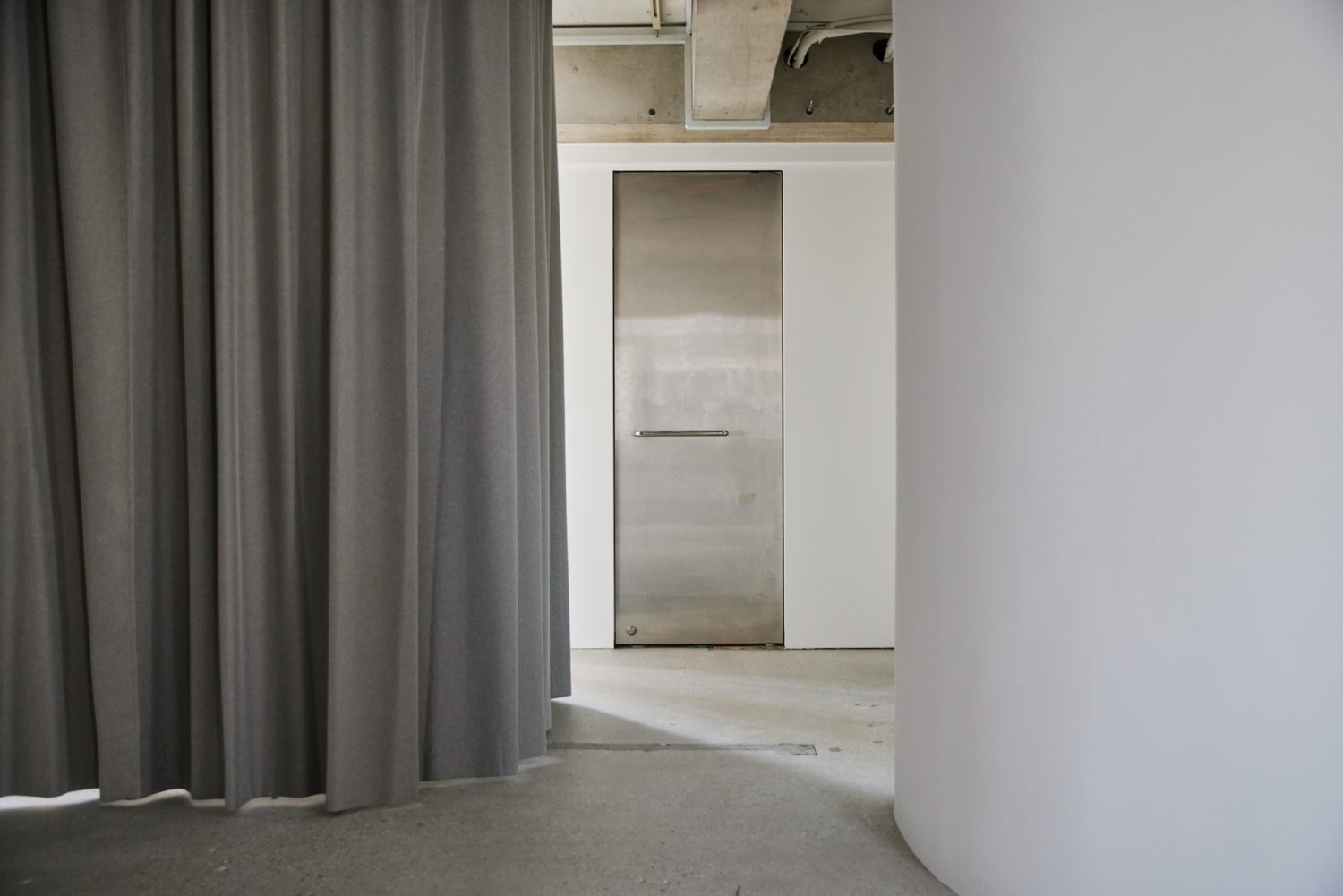 スタジオ入口はエッジの効いたステンレスのドア