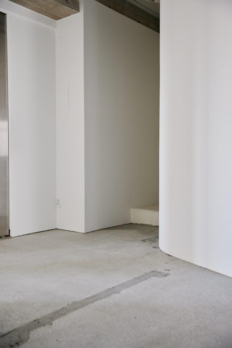 入口付近の段差や凹凸を活かした撮影も