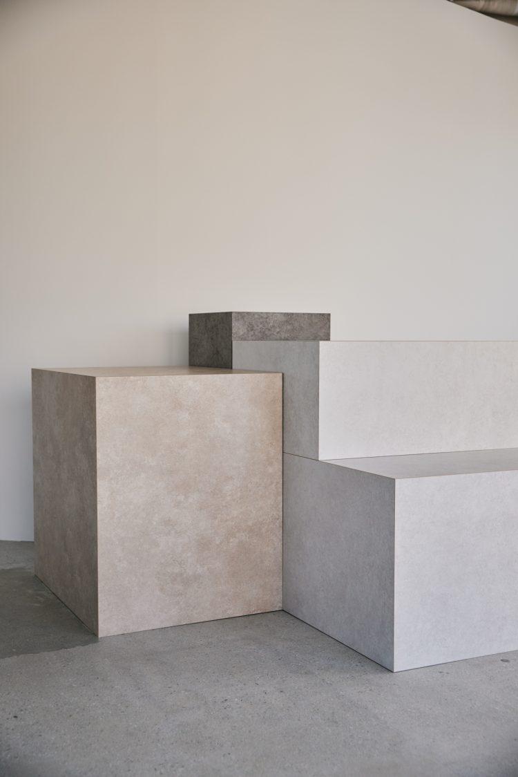 モルタル調のオリジナル什器