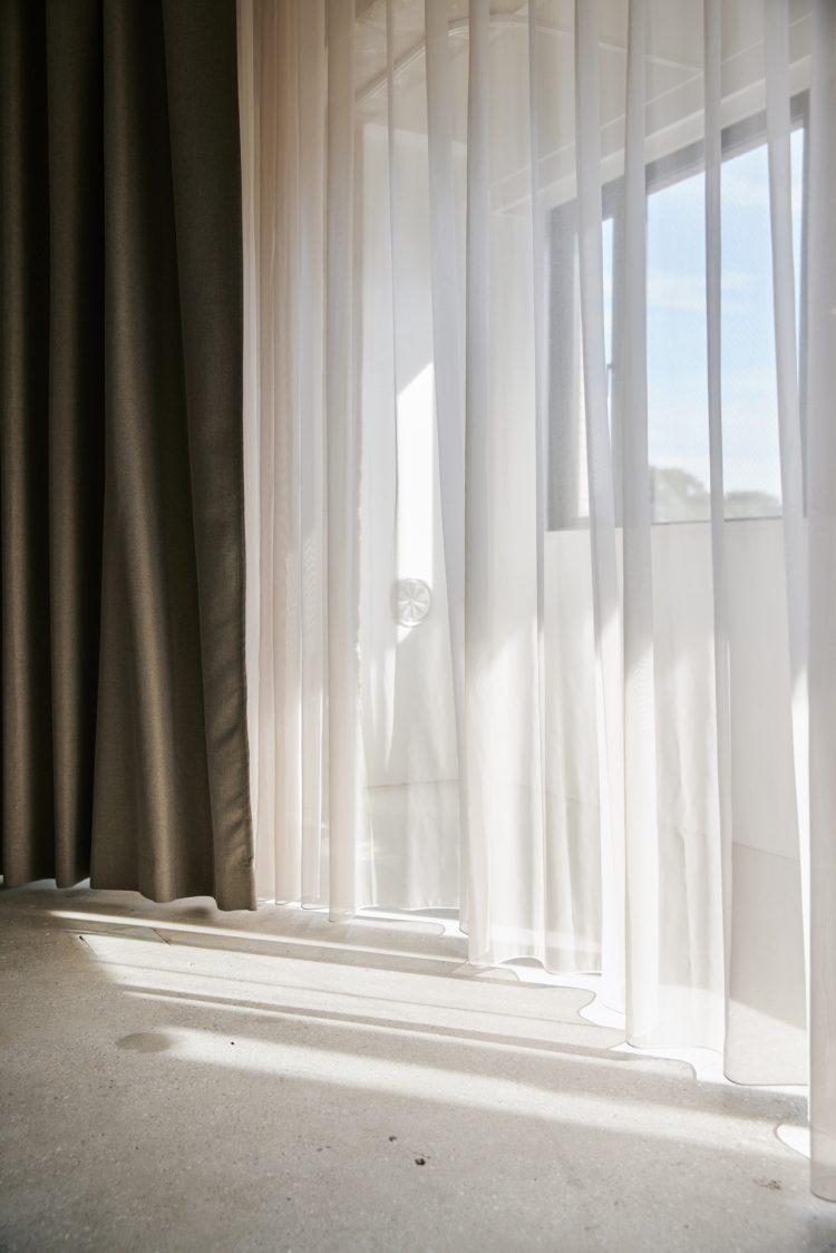 ほどよい透け感のレースカーテン