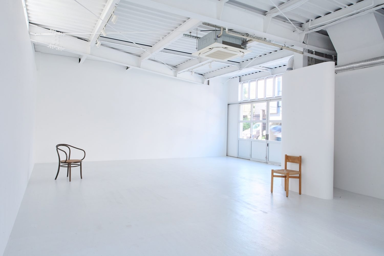 個性的な家具が映えるシンプルな空間