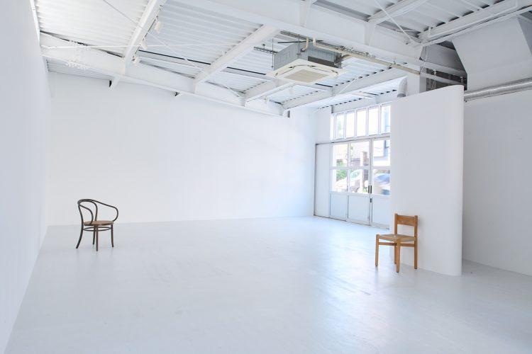 個性的な家具が映えるシンプルな空間