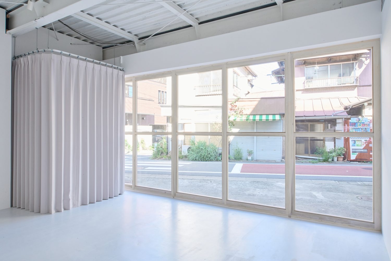 幅6mある木枠の大型窓