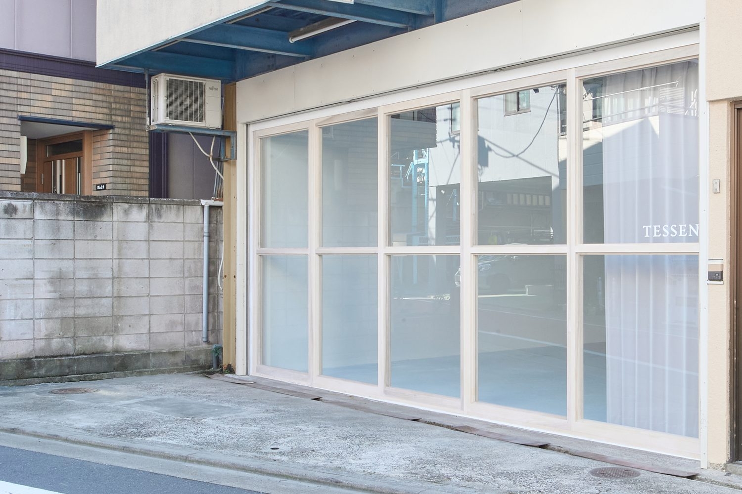 外観 / 駐車スペース内からも照明外打ち可