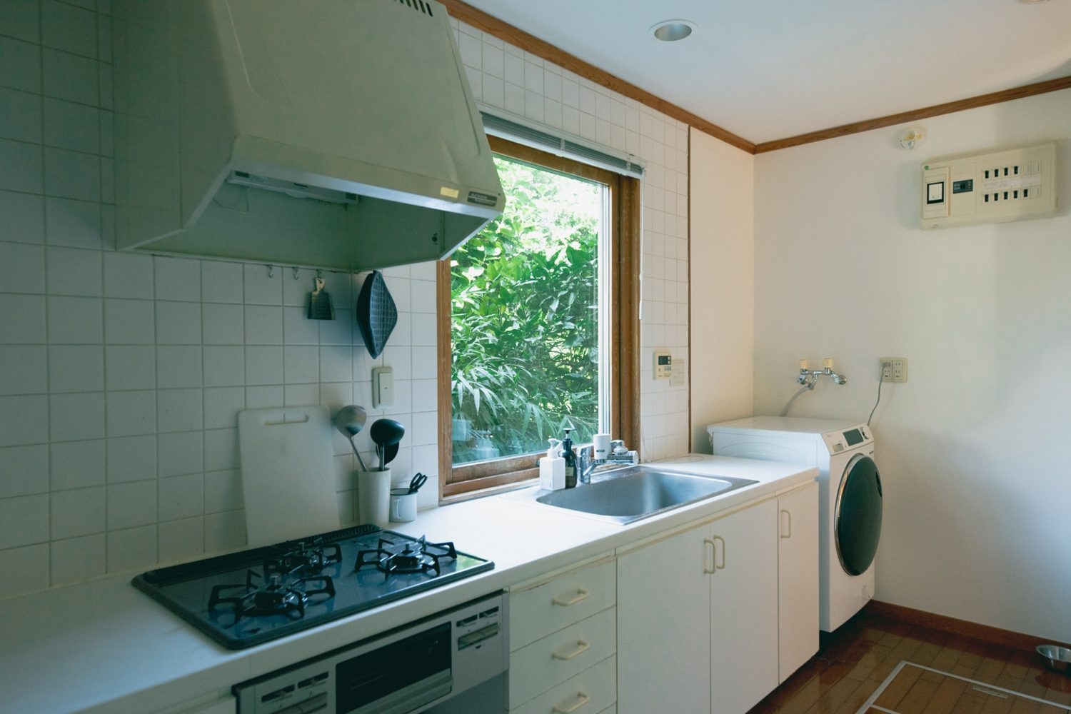 海外を思わせる白タイルと木製サッシの窓