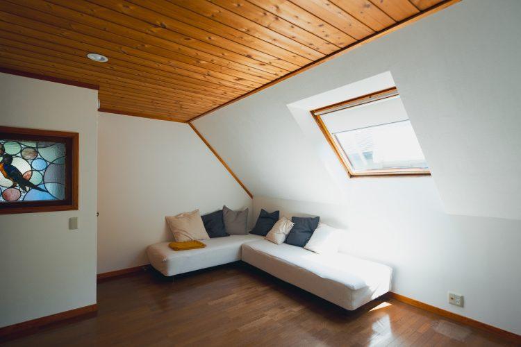 勾配天井がかわいらしい2F洋室(11畳)