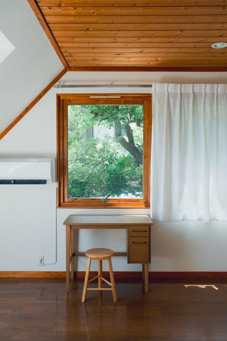 窓の外を眺めたり書き物をするシーンなどにも