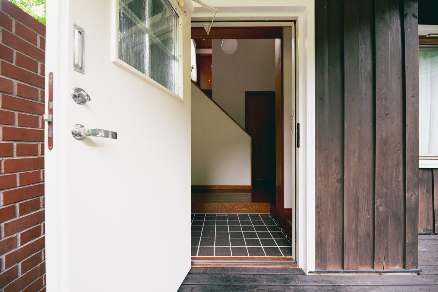 玄関を開けると吹き抜けの階段が