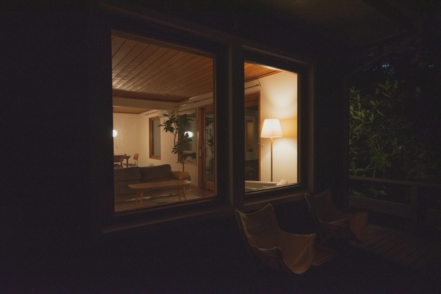 外から見た夜のリビング