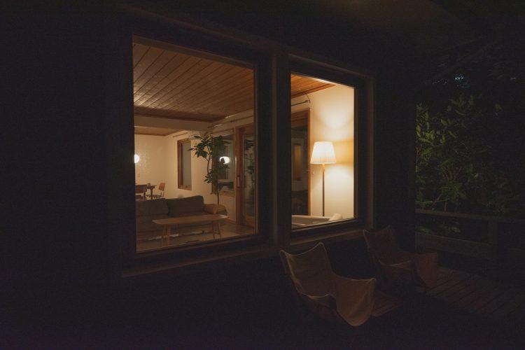 外から見た夜のリビング