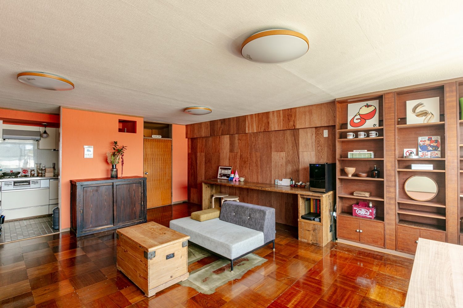 room1 / ウッドと鮮やかなオレンジが映えるあたたかな部屋