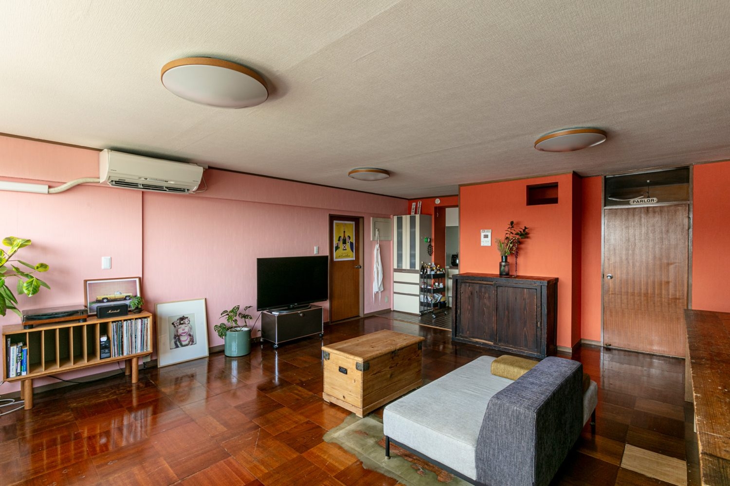 room1 / オレンジとピンクに塗り分けられた壁面