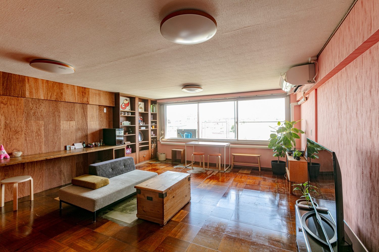 room1 / 赤褐色のパーケットフローリングの空間