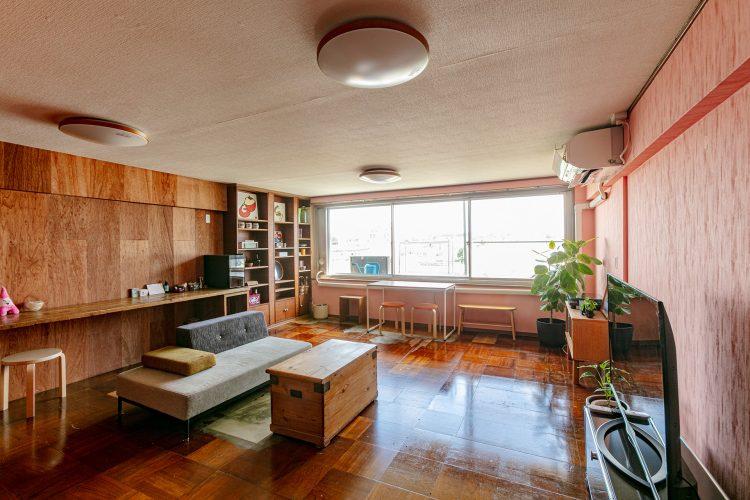 room1 / 赤褐色のパーケットフローリングの空間