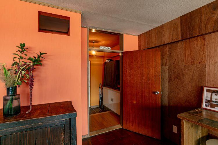 room1 / 建物の歴史が感じられる木製の扉