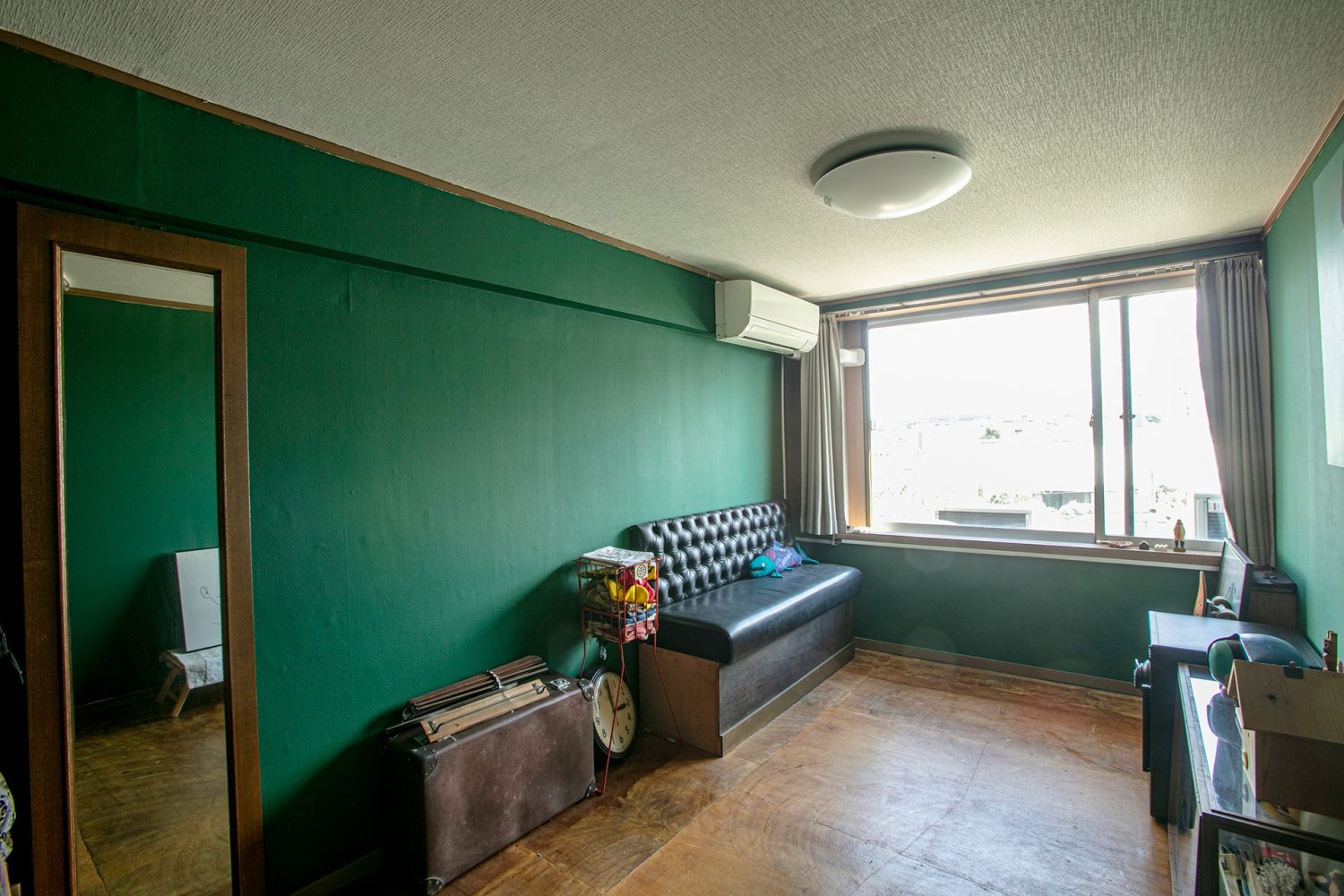 room2 / 壁面には姿見もあり控室としても