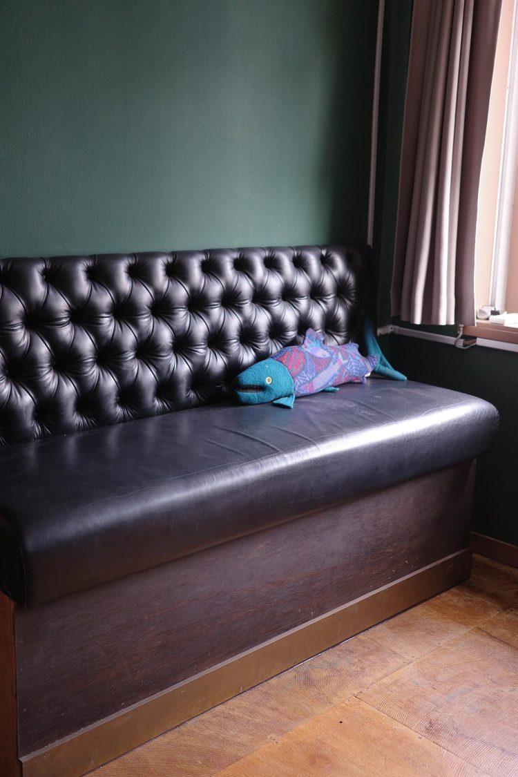 room2 / 窓際のベンチに腰掛けての人物撮影などに