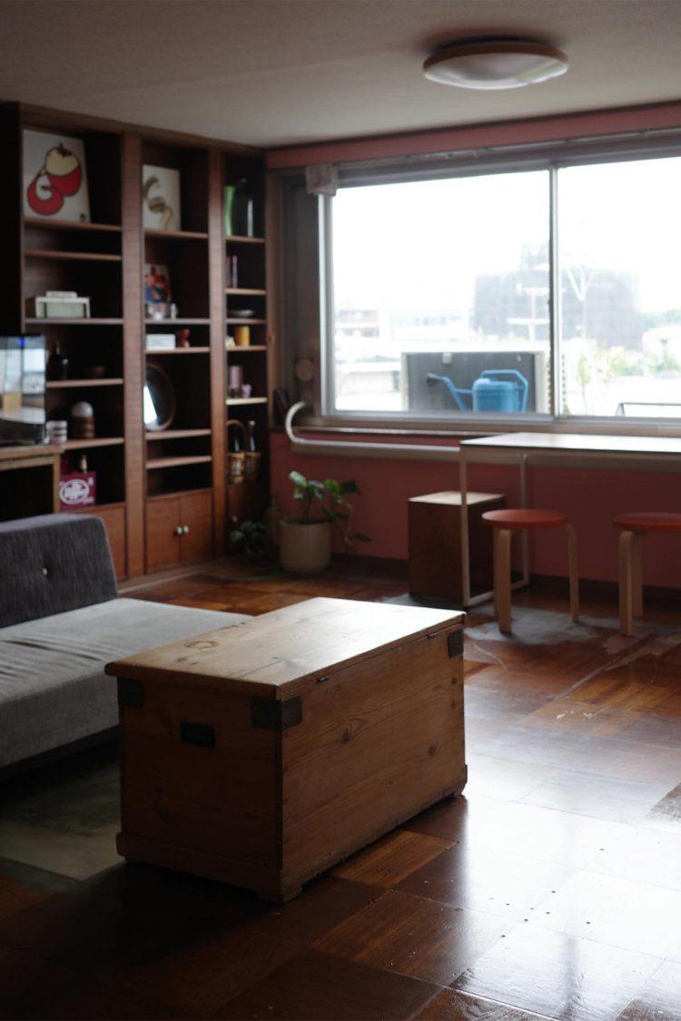 room1 / 部屋中央には箱型のテーブル