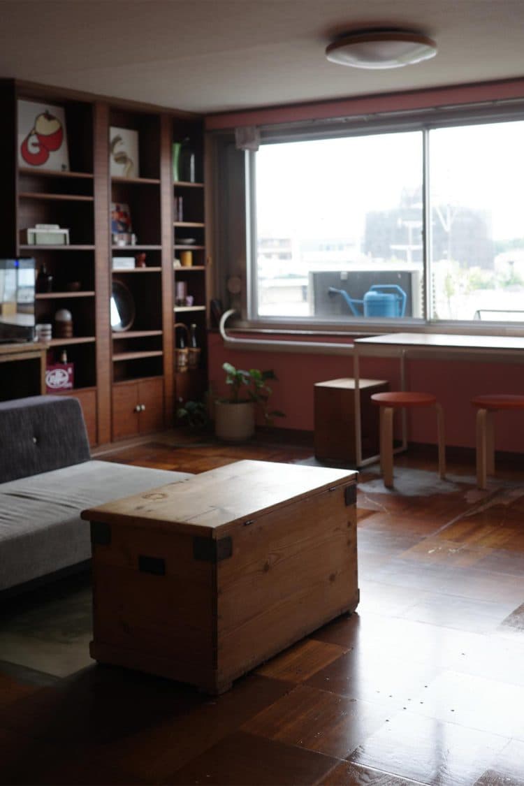 room1 / 部屋中央には箱型のテーブル