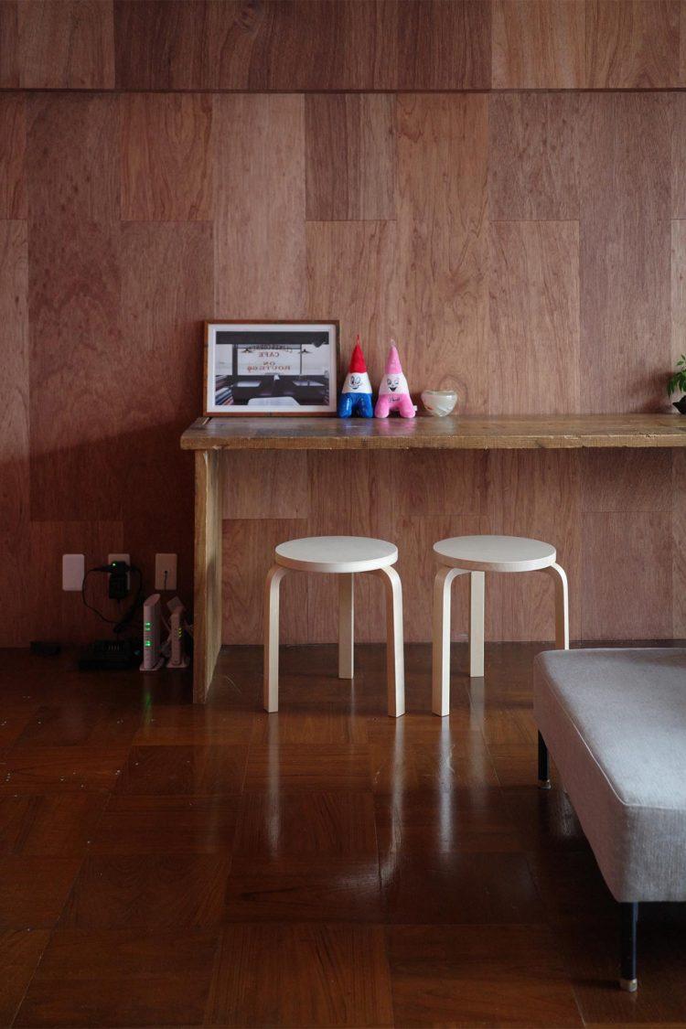 room1 / 床・壁・デスクがウッドで統一されたコーナー