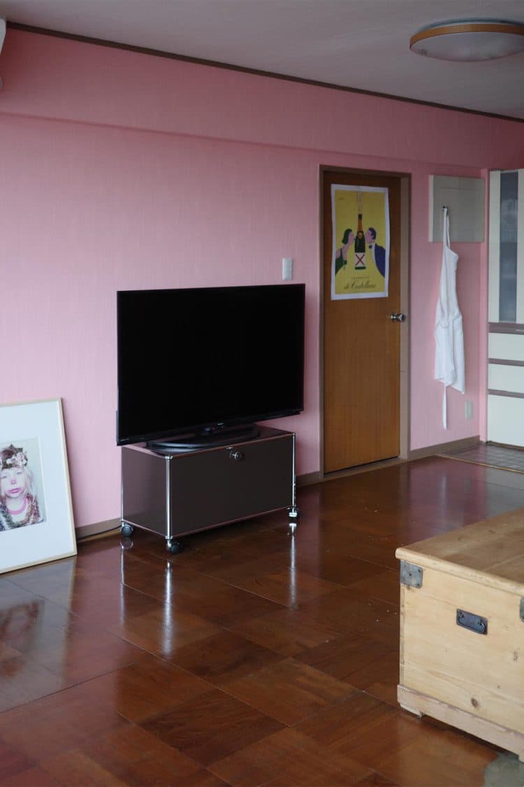 room1 / テレビ台はキャスター式で移動可能