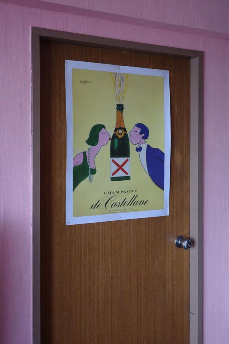 room1 / 扉の奥はroom2へ続く廊下