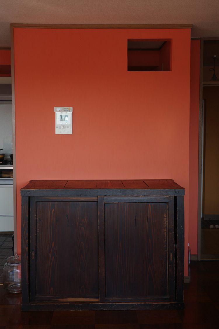 room1 / 玄関への扉の脇には濃色の収納棚