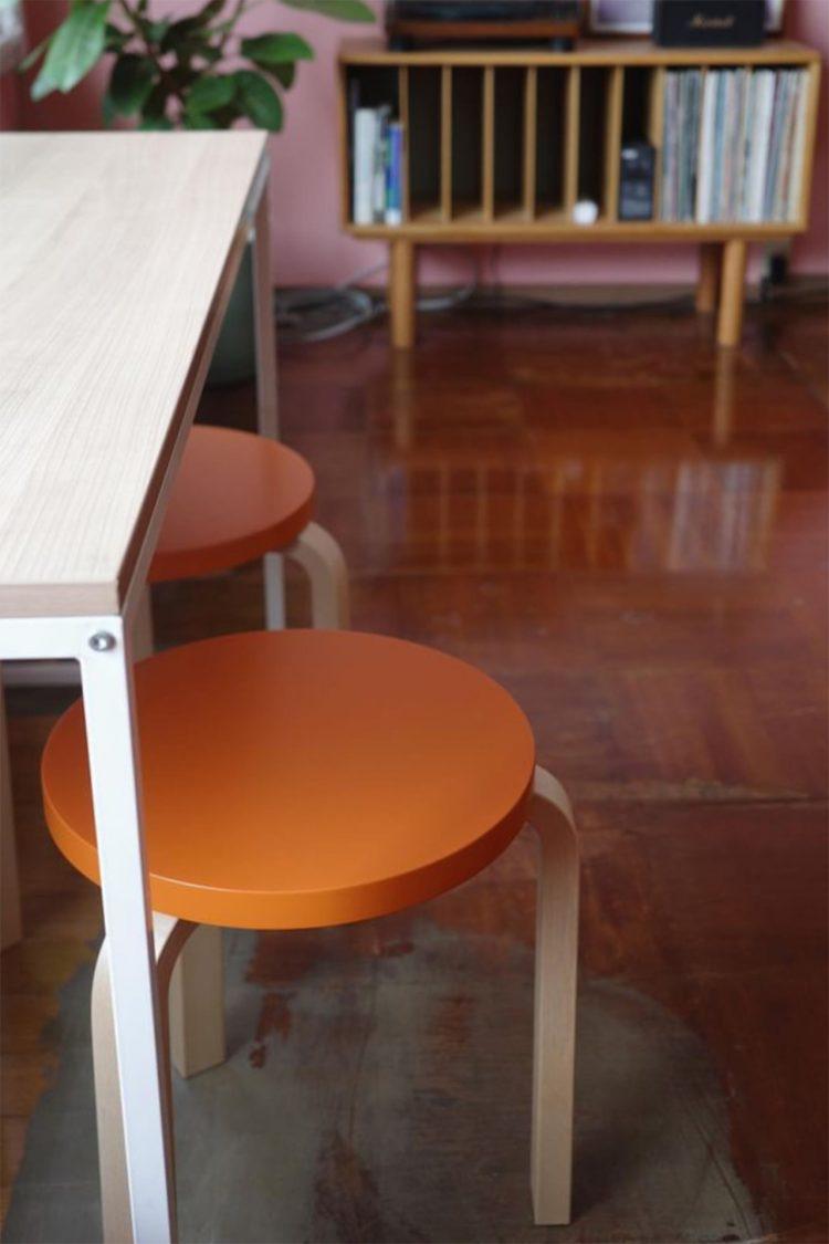 room1 / 窓際のテーブルにはオレンジのチェア