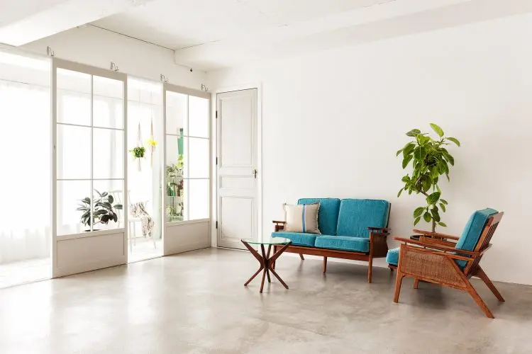 広々とした漆喰壁とスライドドア