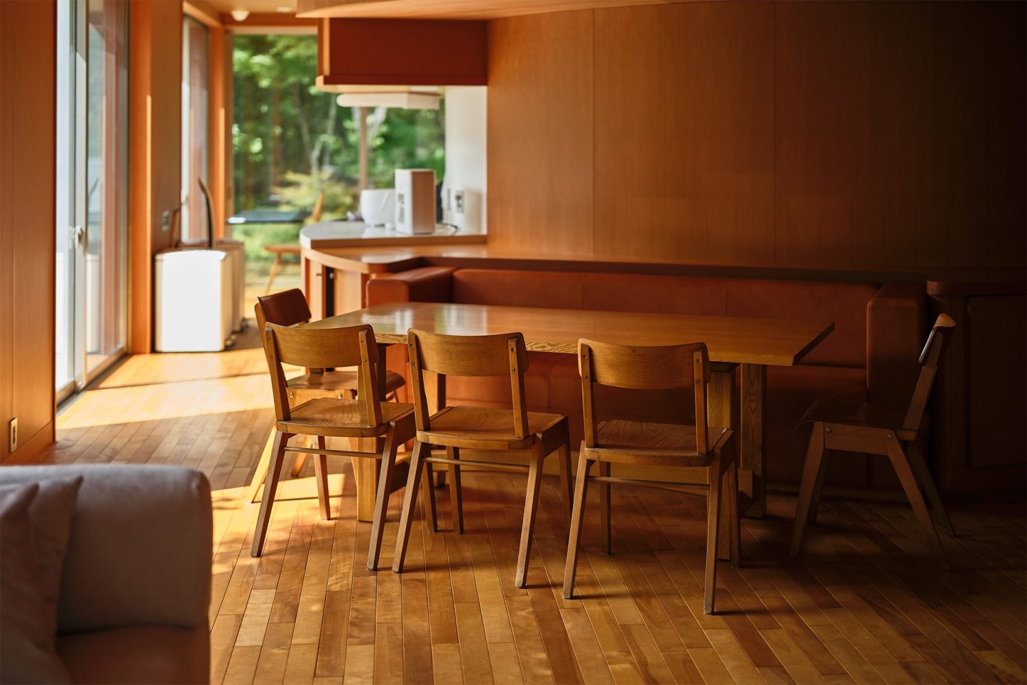 ソファ側からダイニング・キッチン側