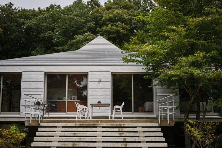 キッチンの背面にはスラブに続くテラス / 夏