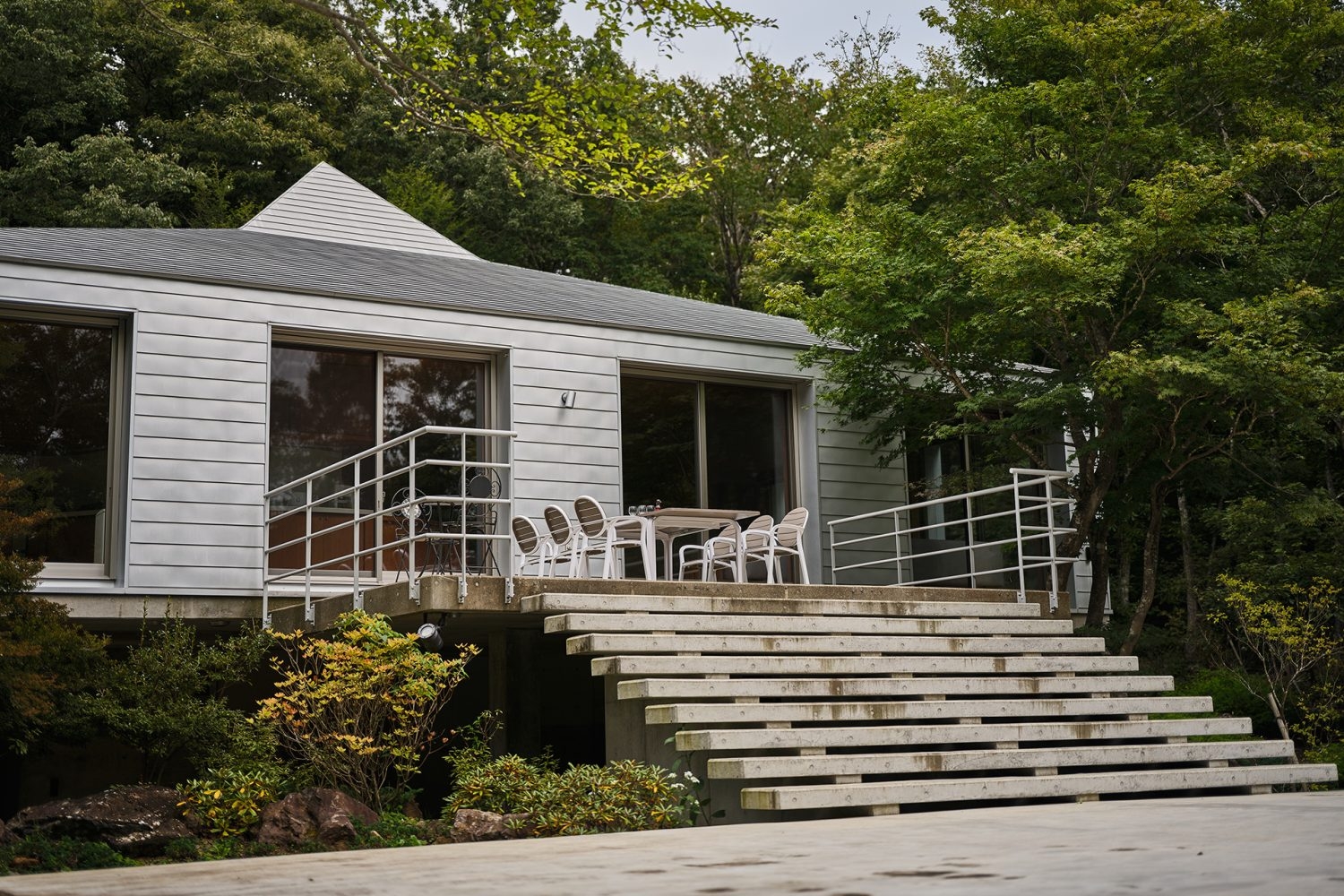 テラスからスラブを見下ろす俯瞰撮影も / 夏