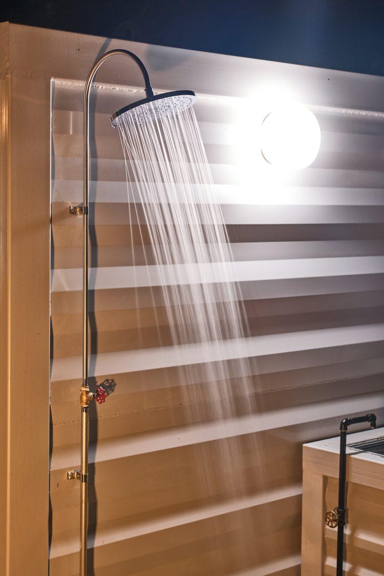 オプション:サウナ横のシャワー(お湯は出ません)