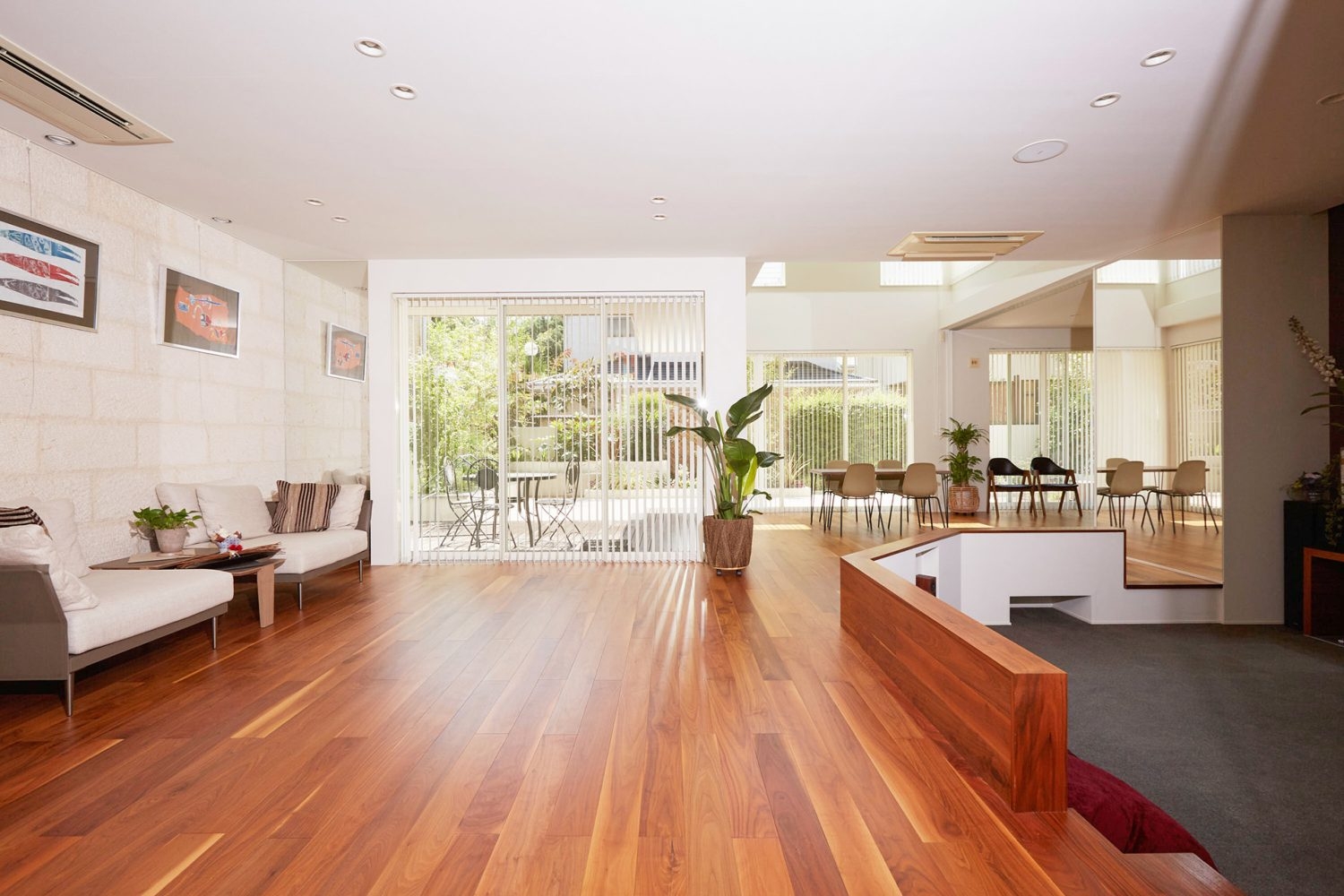 窓が多く風通しのよいリビング