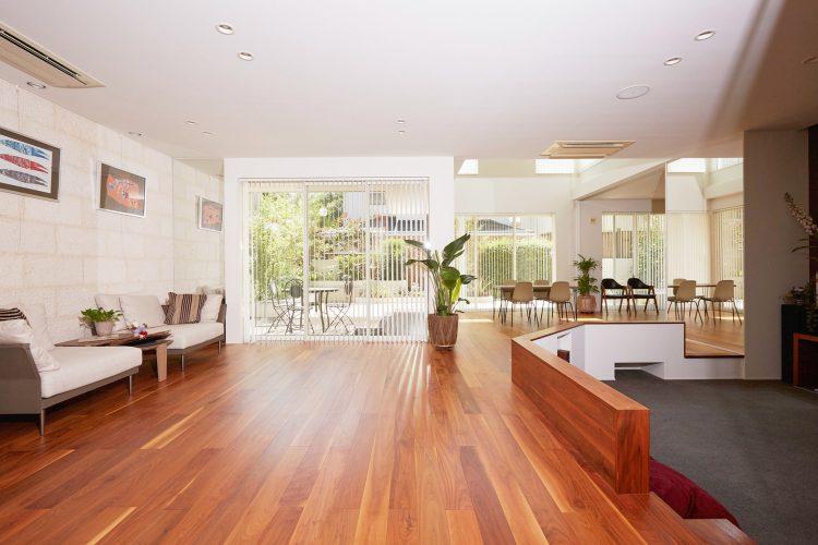 窓が多く風通しのよいリビング