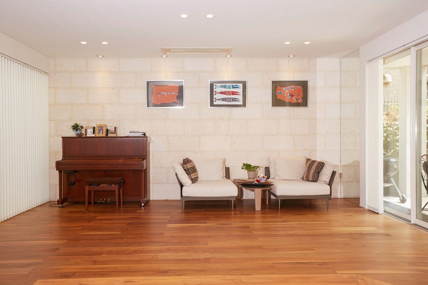 ゆったりソファでのくつろぎシーンも