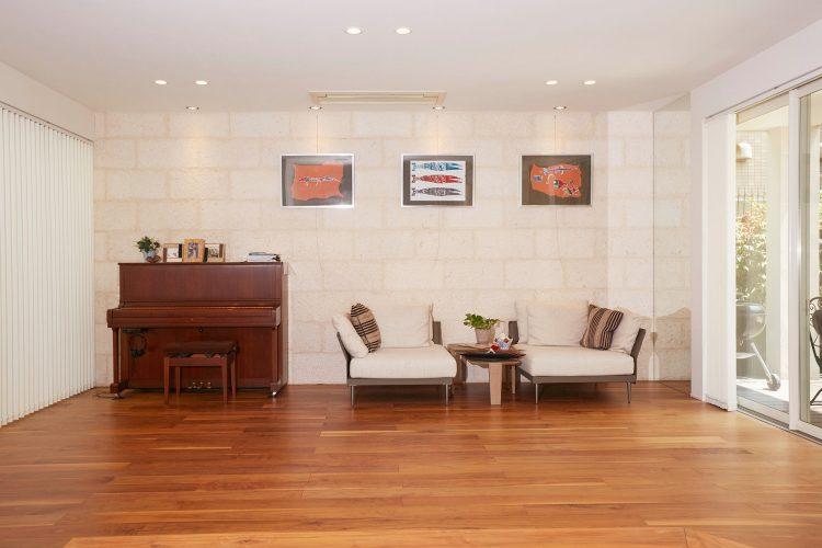 ゆったりソファでのくつろぎシーンも