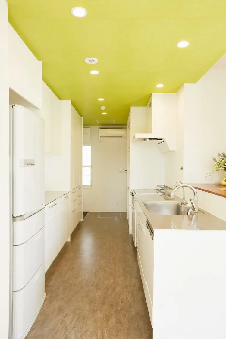 白に差し色が効いた清潔感のあるキッチン