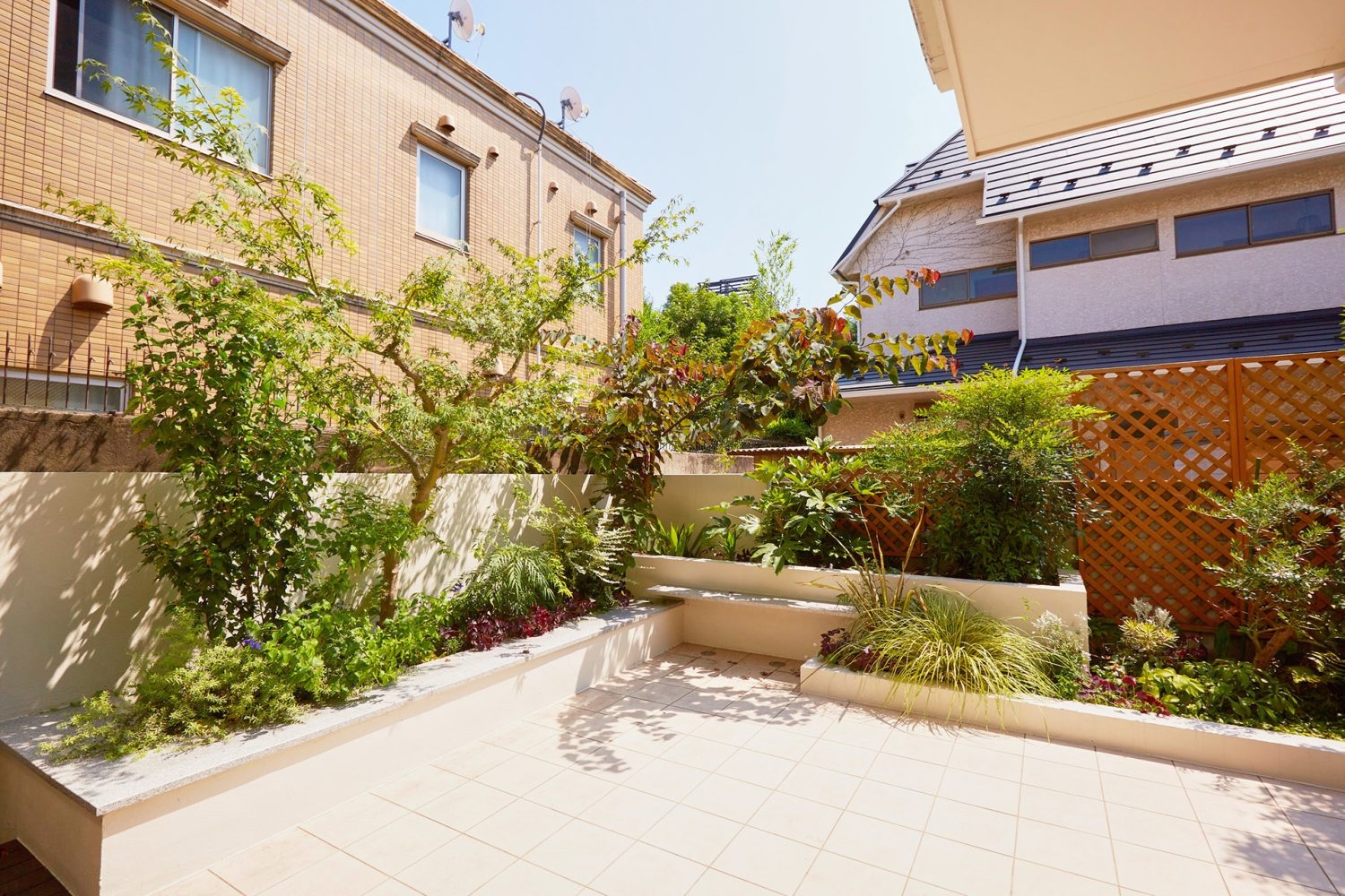 高低差をつけて施された植栽