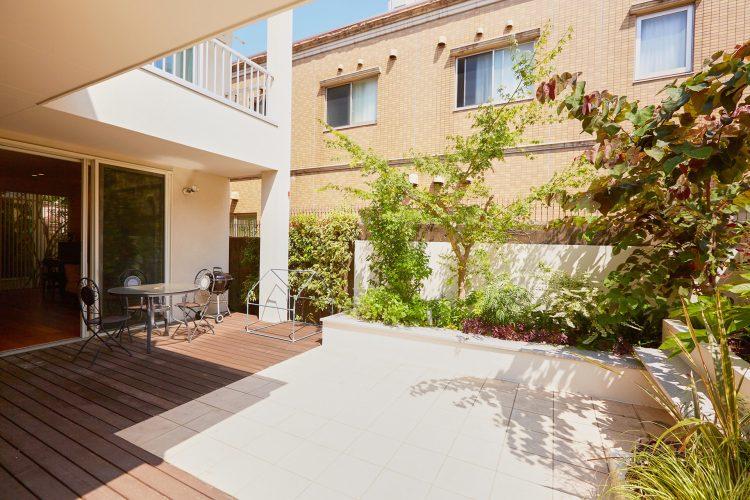 リビングからウッドデッキ・タイル部分へと続く