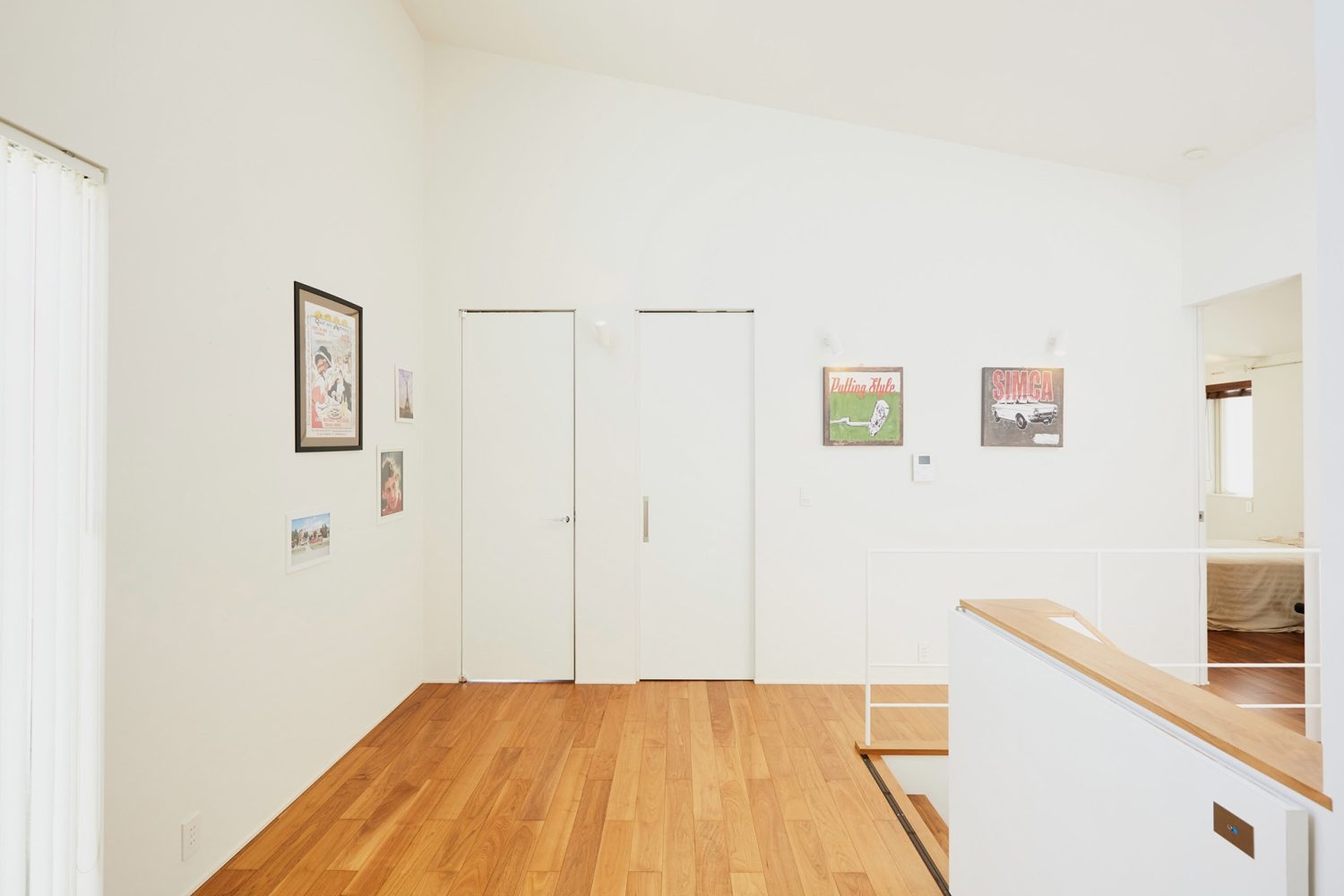 2F 白い壁と白い扉が印象的なホール