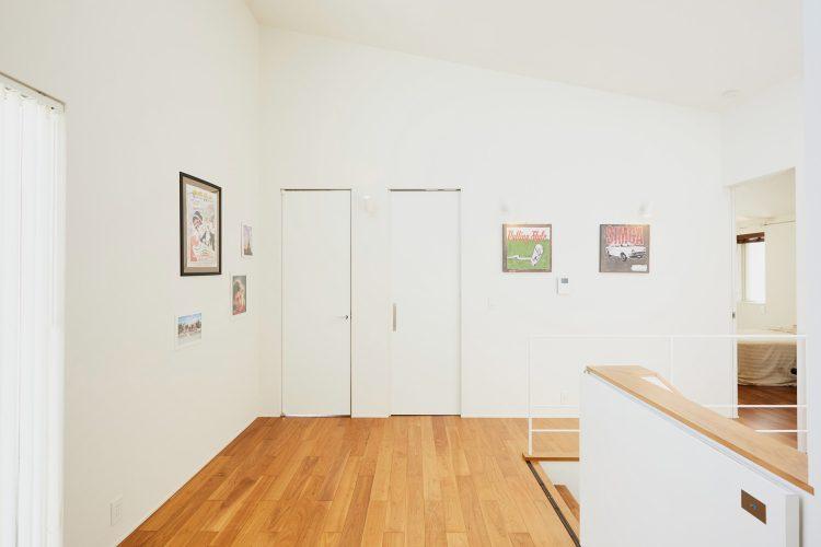 2F 白い壁と白い扉が印象的なホール